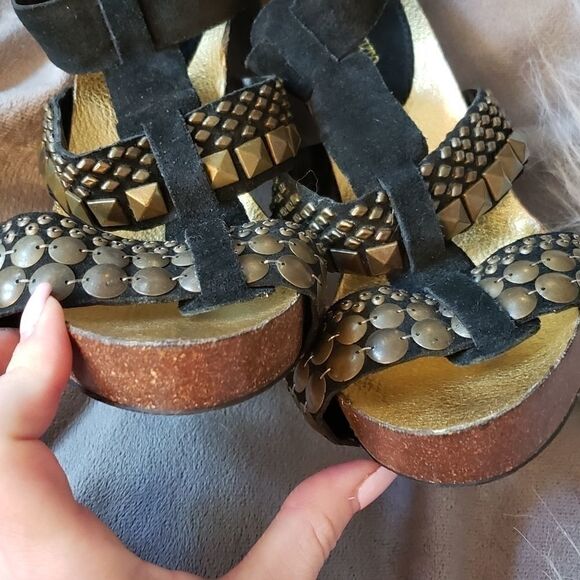 Vince Camuto leather and wood studded sandals - Picture 2 of 5